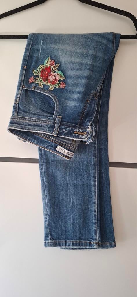 Zara blauwe spijkerbroek met bloemen S/M, Blauw, Ophalen of Verzenden, Zo goed als nieuw, W30 - W32 (confectie 38/40)