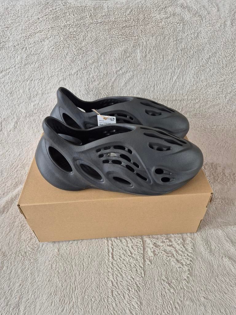 Yeezy Foam Runner Onyx Maat 48.5, Kleding | Heren, Schoenen, Ophalen of Verzenden, Nieuw