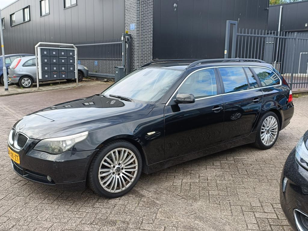 BMW 5 Serie Touring 523i Business Line Automaat 18'' L.M.V N, Automaat, 2497 cc, Zwart, Grijs