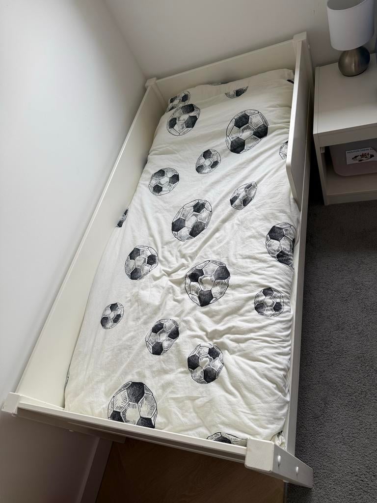 Peuterbed 140x70 cm met matras en dekbedhoezen, Kinderen en Baby's, Kinderkamer | Bedden, Ophalen, Gebruikt, 70 tot 85 cm, 140 tot 160 cm