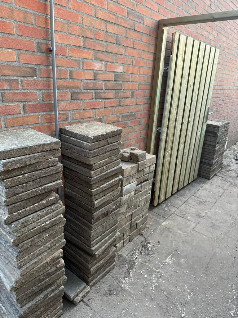 Gratis af te halen: Stoeptegels, grindtegels en klinkers, Tuin en Terras, Ophalen, Gebruikt, Klinkers, 10 m² of meer