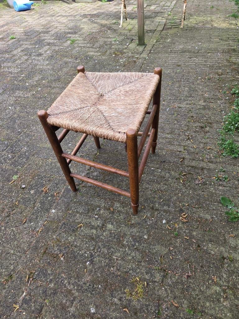 Vintage houten krukje met rieten zitting, Huis en Inrichting, Ophalen of Verzenden, Gebruikt, Hout