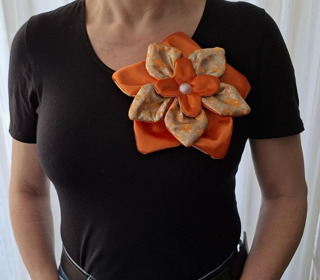 broche/ corsage Koningsdag oranje bloem (2), Ophalen of Verzenden, Nieuw, Overige typen, Oranje of Koningsdag