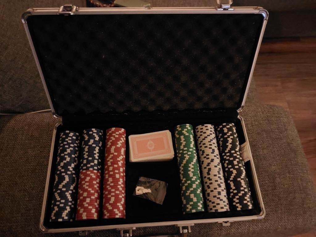 Pokerset in koffer met fiches en kaarten, Vijf spelers of meer, Ophalen of Verzenden, Gebruikt, Onbekend