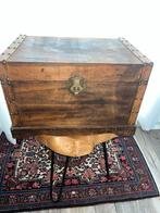 Antieke houten kist met metalen beslag, Ophalen