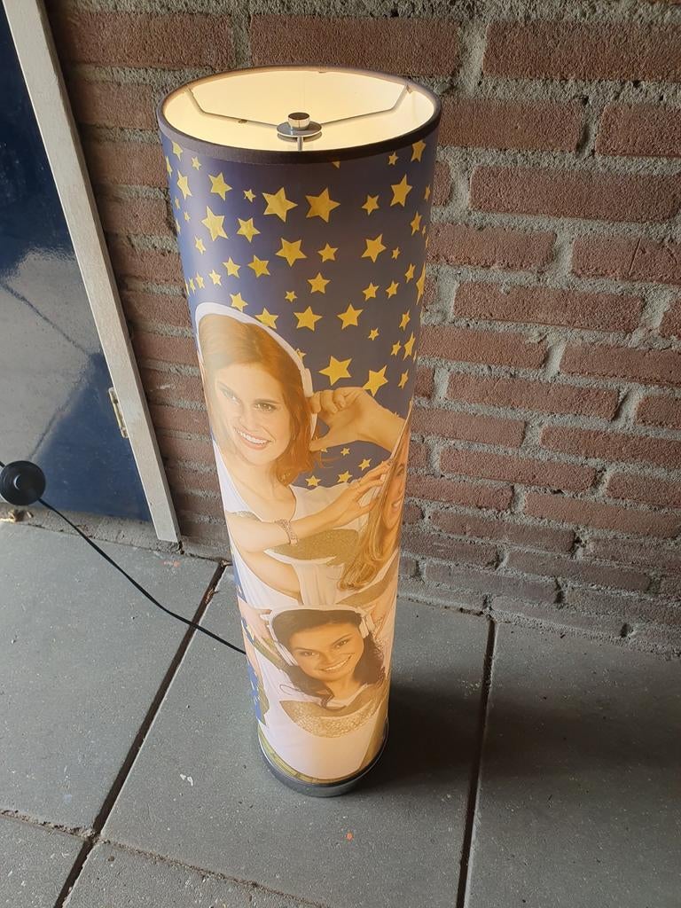 VLOERLAMP MET VOETSCHAKELAAR MET K3 ALS AFBEELDING EN K3 TAS, Ophalen of Verzenden, Zo goed als nieuw, Kunststof, 100 tot 150 cm