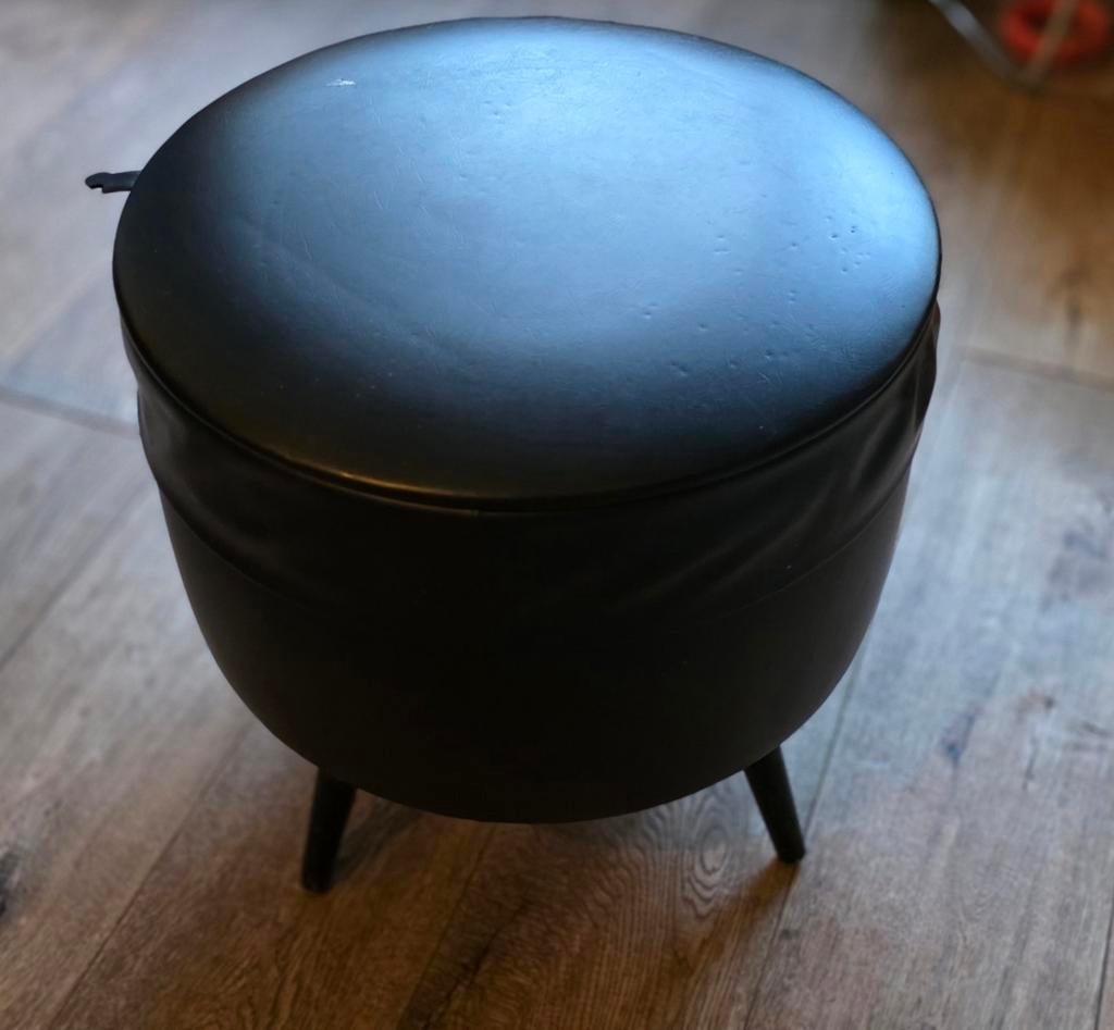 Retro poef van sky leer op pootjes nog helemaal gaaf, Minder dan 50 cm, Rond, Ophalen of Verzenden, Minder dan 50 cm