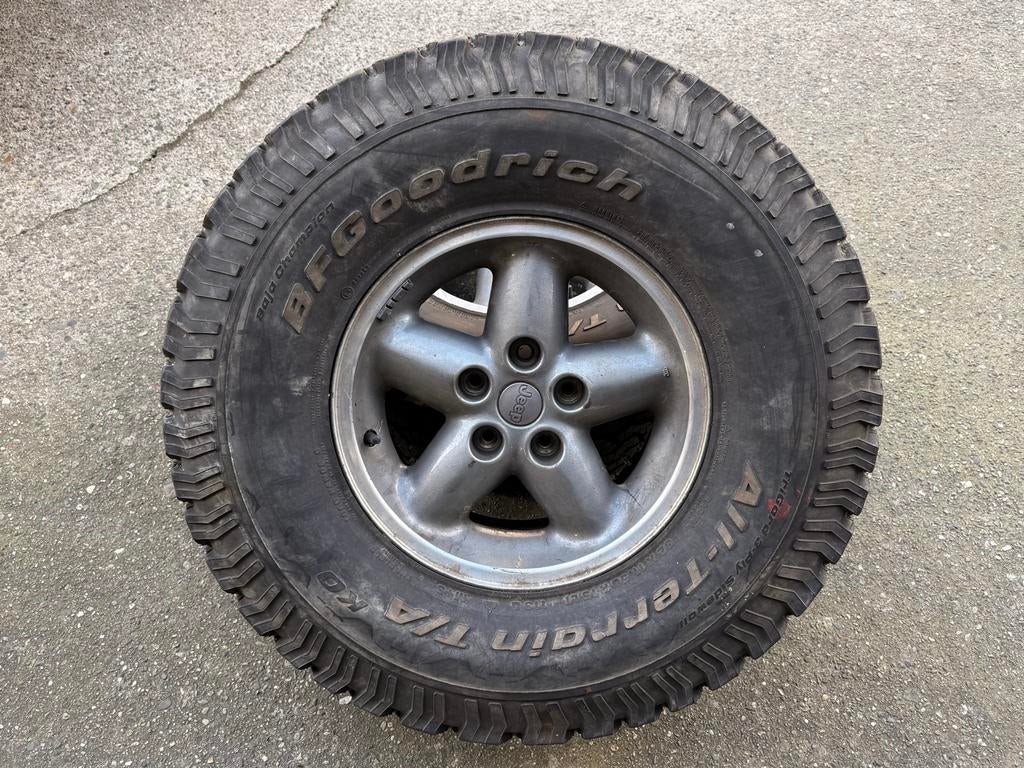 Jeep Wrangler velgen + nieuwe BFGoodrich All-Terrain banden, Auto-onderdelen, Banden en Velgen, Gebruikt, 15 inch, Banden en Velgen