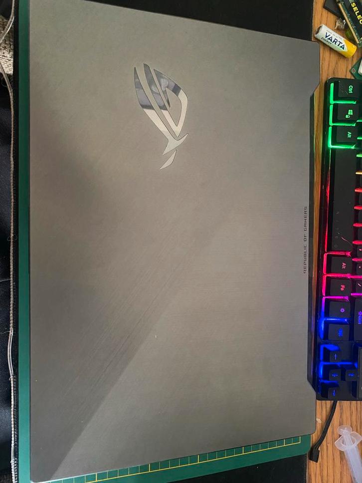 Asus ROG Strix Scar - Laadt soms niet op, Computers en Software, Windows Laptops, Gebruikt, 17 inch of meer, SSD, 3 tot 4 Ghz