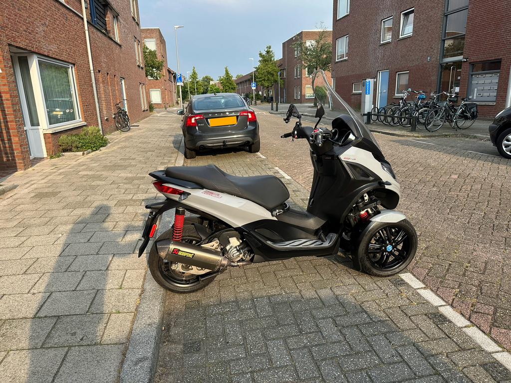 Piaggio MP3 300 HPE AKRAPOVIČ ORG NL, Ophalen, Piaggio, Zo goed als nieuw, Benzine