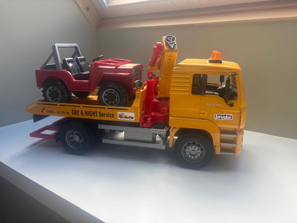 Gele takelwagen met rode jeep van Bruder, Kinderen en Baby's, Speelgoed | Speelgoedvoertuigen, Ophalen of Verzenden, Zo goed als nieuw