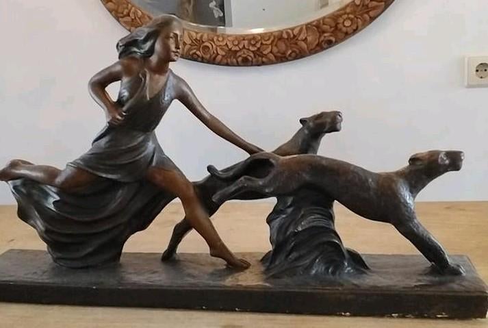 Jugendstil sculptuur Godin Diana met honden, Depose, België, Gips, Art nouveau, Ophalen of Verzenden, 20 - 50 cm