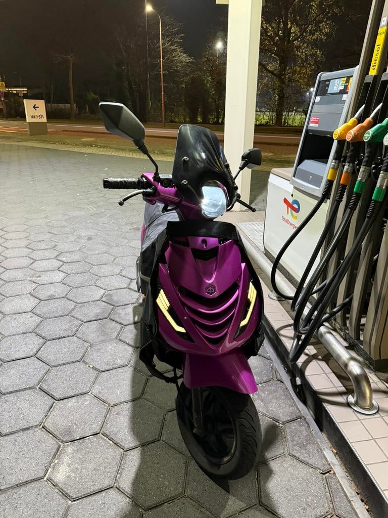 Piaggo Zip (custom roze), Fietsen en Brommers, Scooters | Piaggio, Ophalen, Zo goed als nieuw, Benzine, Zip