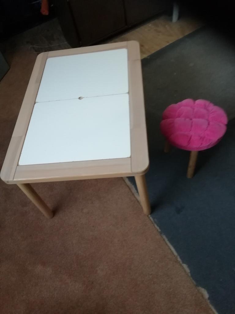 Houten kindertafel met krukje en twee opbergvakken., Ophalen, Gebruikt, Minder dan 100 cm, Rechthoekig