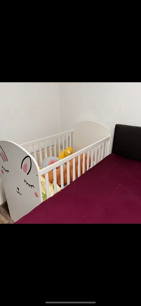 Schattig wit babybedje met konijnengezicht, Ophalen of Verzenden, Gebruikt, Ledikant