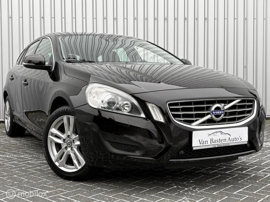 Volvo V60 1.6 T4 Momentum | Aut | 180pk | Xenon | PDC | 12 |, 1596 cc, Gebruikt, Zwart, 4 cilinders