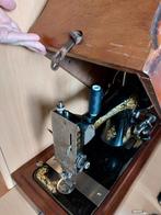 Antieke Naaimachine - met Houten Kap, Ophalen