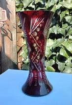 Boheems handgeslepen robijnrood vaas., Ophalen of Verzenden, Overige kleuren, Glas, Minder dan 50 cm