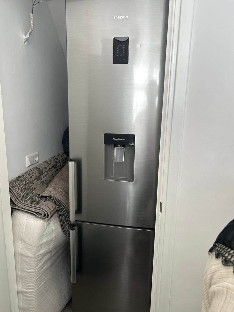 Samsung Koelkast met Vriezer en Waterdispenser, Witgoed en Apparatuur, Ophalen, 200 liter of meer, 60 cm of meer, Met aparte vriezer
