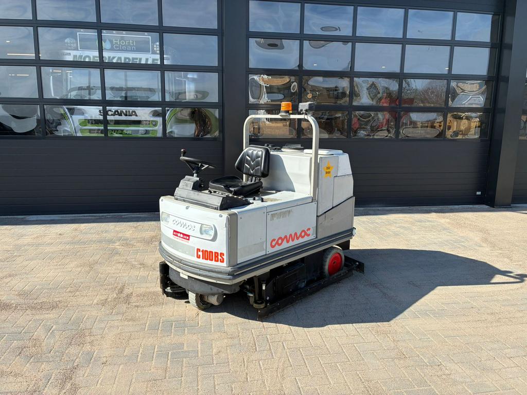 Comac Schrobmachine, Ophalen