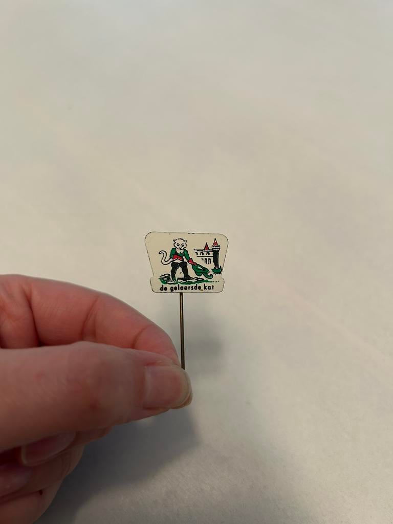 De Gelaarsde Kat speldje (pin), Verzamelen, Ophalen of Verzenden, Zo goed als nieuw, Overige onderwerpen