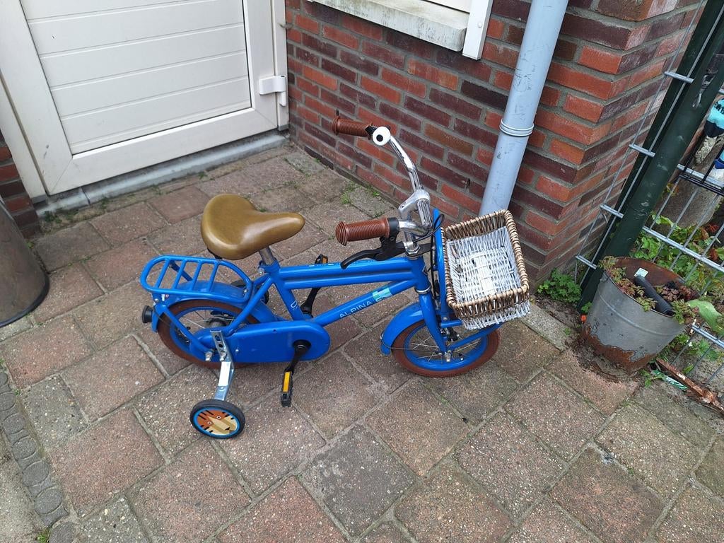 Alpina kinderfiets blauw met zijwieltjes en mandje, Fietsen en Brommers, Fietsen | Kinderfietsjes, Ophalen, Zijwieltjes, Gebruikt