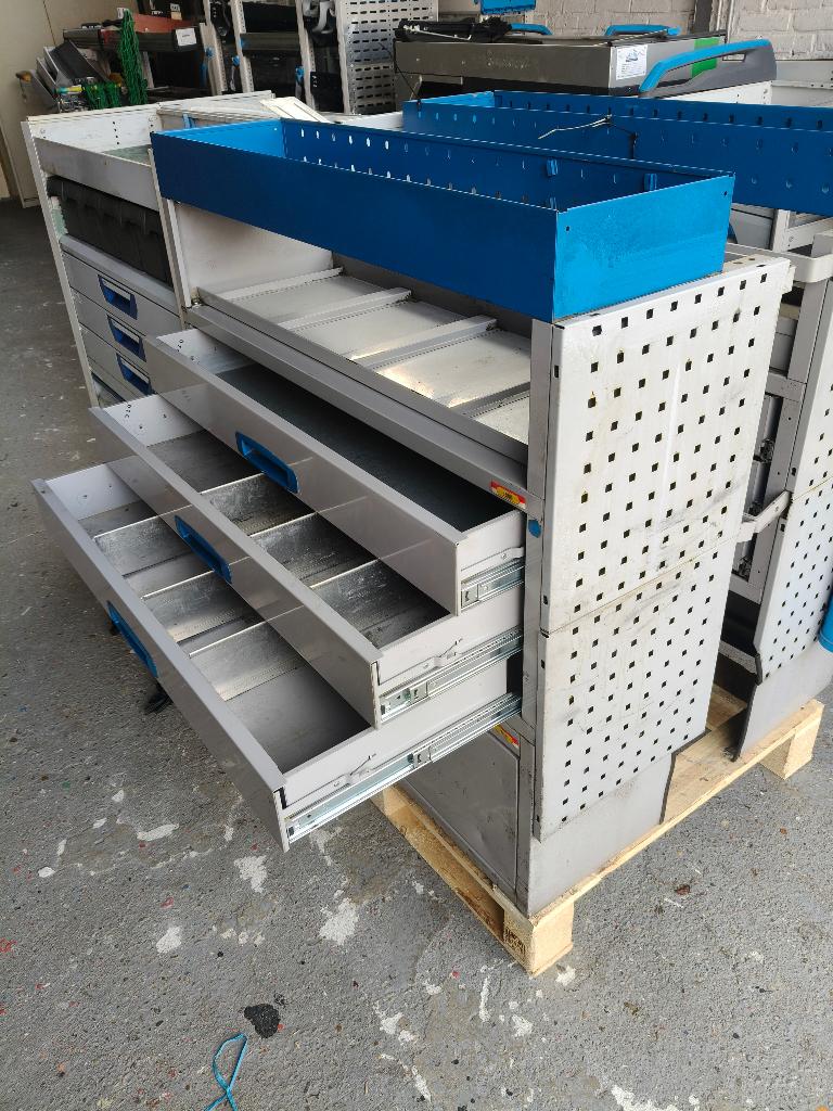 Service system (2541) L 102 B 36 H 105 € 299, Ophalen