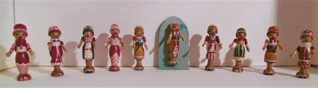oud houten pop popjes hoeden speelgoed poppenhuis winkel, Verzamelen, Verzenden, Poppenhuis