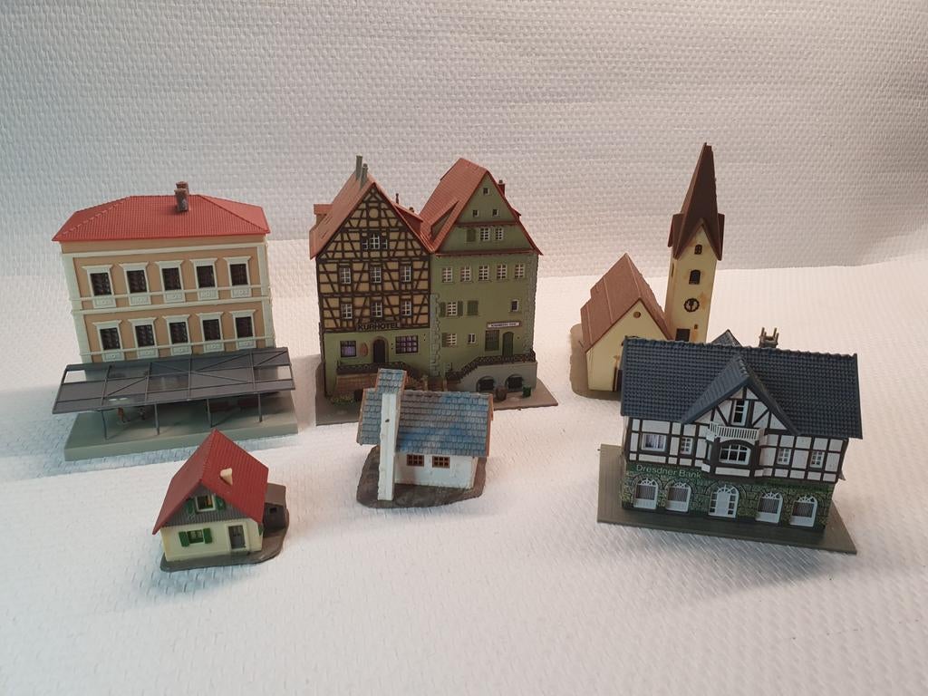 Scenery 6 N spoor huisjes in verschillende staat, Hobby en Vrije tijd, Modeltreinen | N-Spoor, Ophalen of Verzenden, Gebruikt