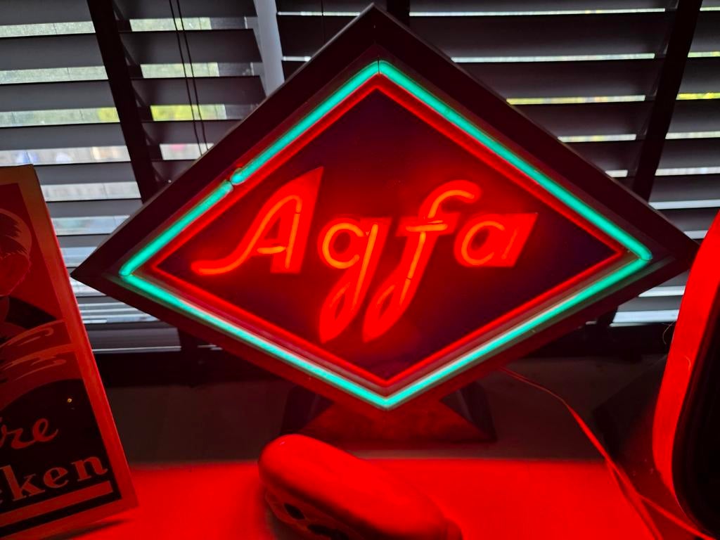 Oude Agfa neonreclame met houten omkasting, Ophalen of Verzenden