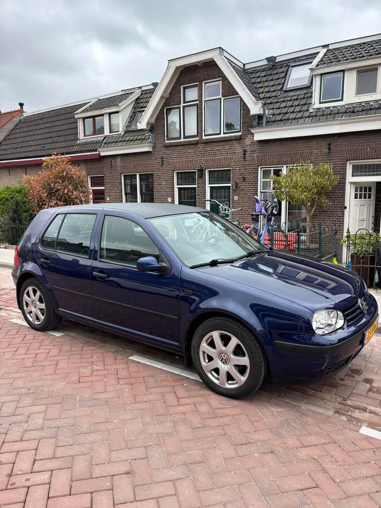 VW Golf 4 (1.6 16V) – Lage KM – Origineel NL, Voorwielaandrijving, Blauw, 49 €/maand, 1200 kg