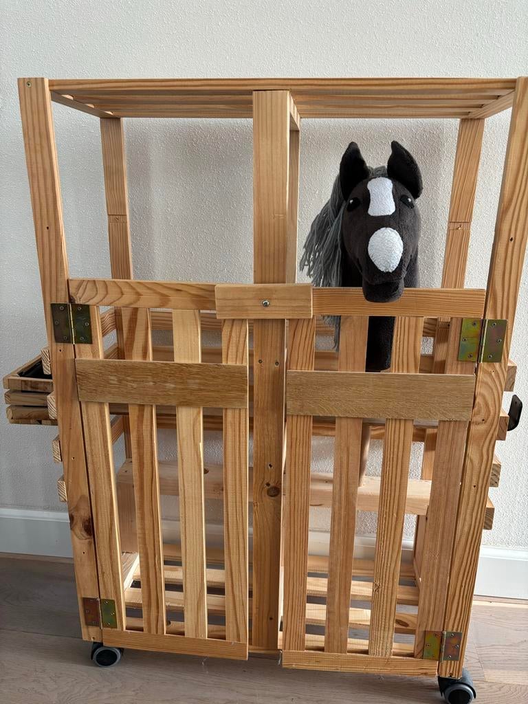 Hobby horse stal op wielen (exclusief hobby horse), Ophalen, Zo goed als nieuw, Jongen of Meisje