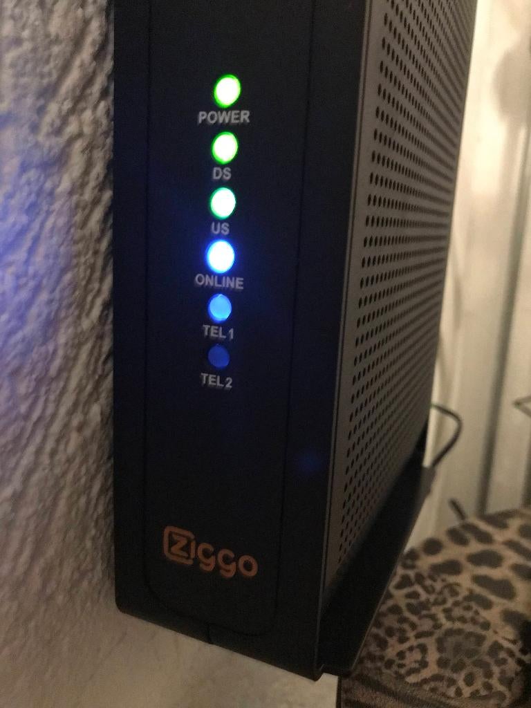 Ziggo ubee ubc1318zg, Ophalen of Verzenden, Zo goed als nieuw, Router met modem, Ubee