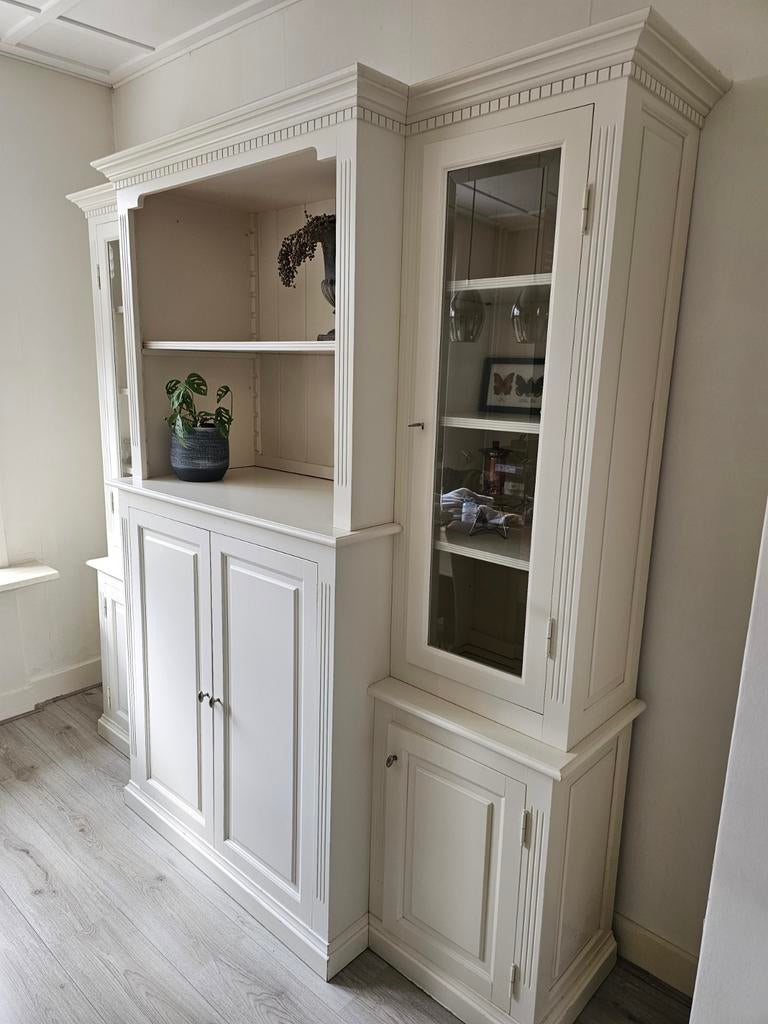 Stijlvolle witte kast / tv-kast met vitrine, Ophalen