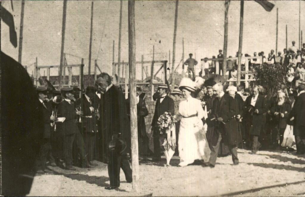 Optocht - vrouw in witte japon met boeket, Ophalen of Verzenden, Voor 1920, Ongelopen, Zuid-Holland