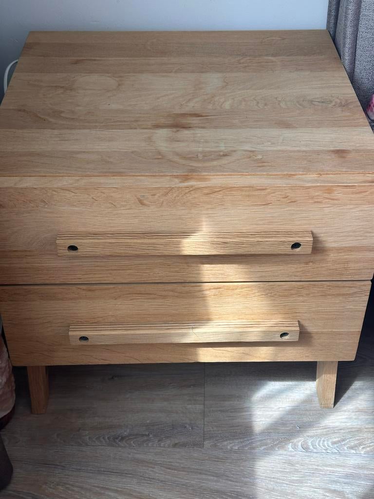 Massief Houten nachtkastje met twee lades, Huis en Inrichting, Slaapkamer | Nachtkastjes, Ophalen, Gebruikt, Minder dan 45 cm