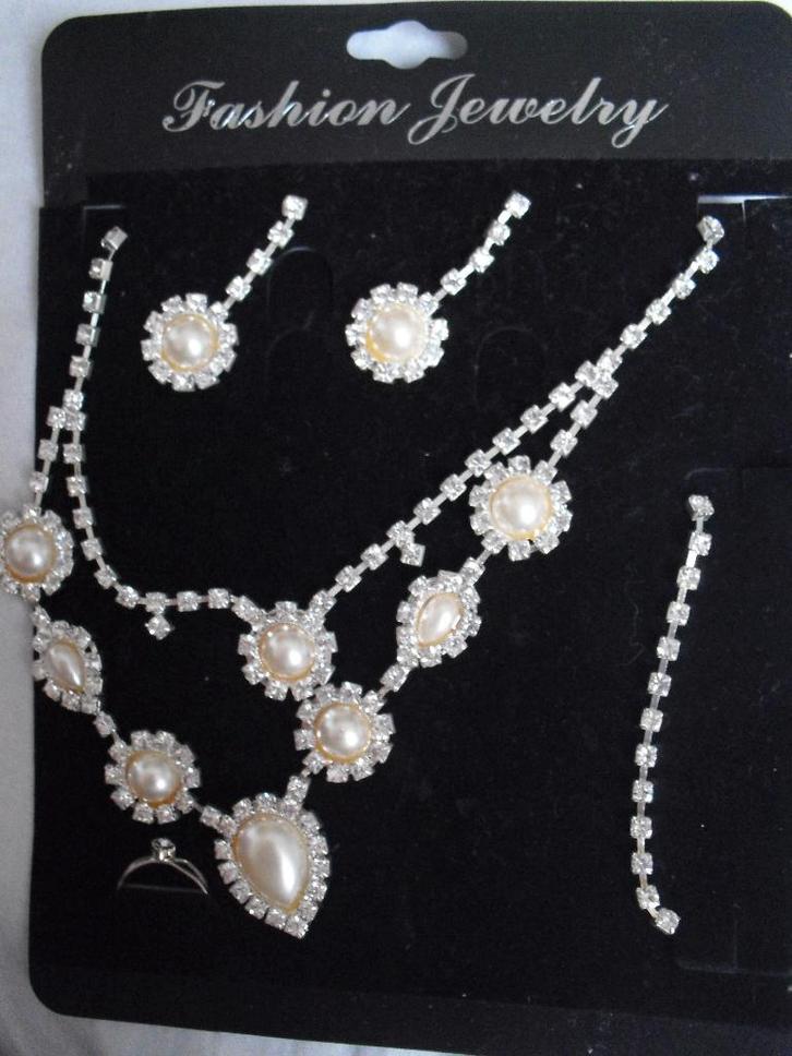 nieuwe set sieraden diamant parel, Sieraden, Tassen en Uiterlijk, Oorbellen, Nieuw, Overige materialen, Goud, Ophalen of Verzenden