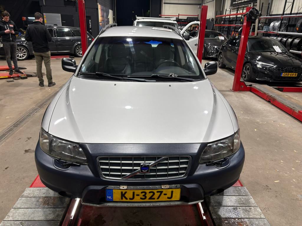 Volvo V70 2.4 T XC 4WD AUT 2001 Grijs, Auto's, Volvo, Particulier, V70, 4x4, ABS, Airbags, Airconditioning, Automatische klimaatregeling