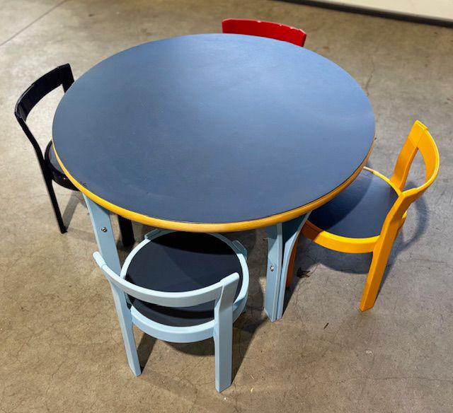 Deens Design kindertafel met 4 Stoeltjes, Huis en Inrichting, Ophalen of Verzenden, Zo goed als nieuw, Twee