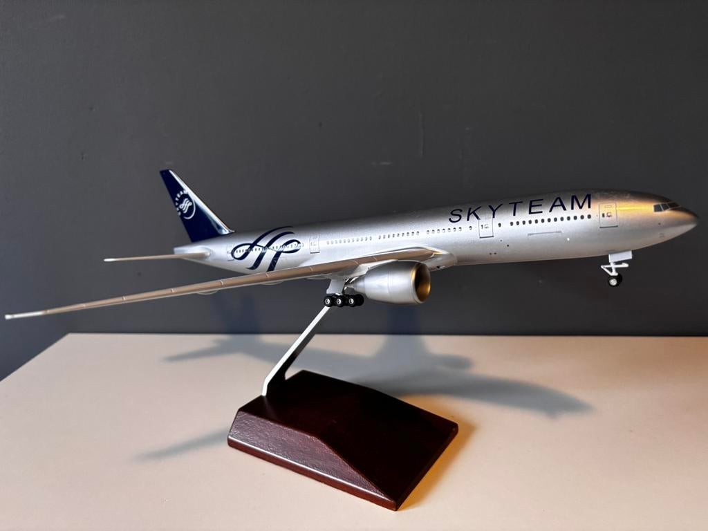 Alitalia 777-200 (Skyteam Livery) 1:200 - Sky Marks, Verzamelen, Luchtvaart en Vliegtuigspotten, Ophalen of Verzenden, Nieuw, Schaalmodel