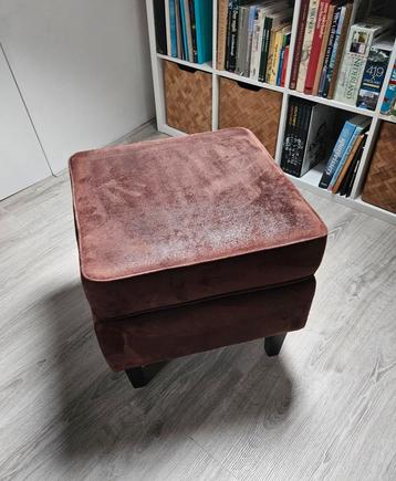 Bruine hocker beschikbaar voor biedingen