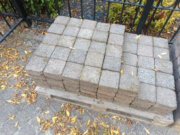 Gratis af te halen klinkers 14x14 7 dik beschikbaar voor biedingen