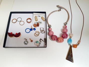 Leuke set sieraden: ringen, oorbellen en kettingen beschikbaar voor biedingen