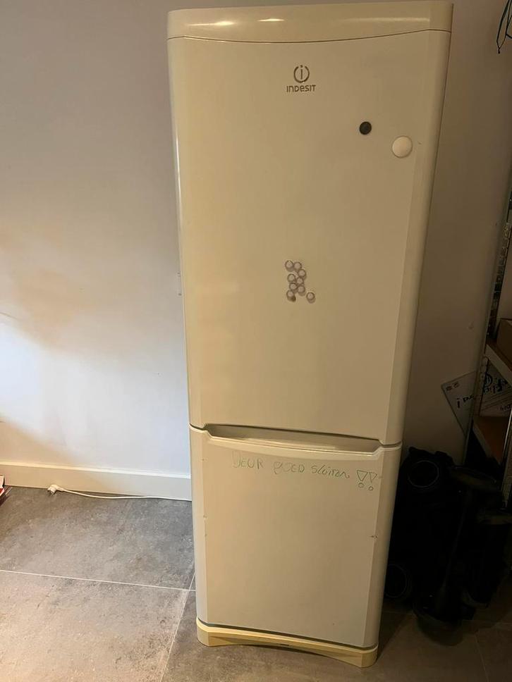 Indesit Koelkast-vriezer combi, Witgoed en Apparatuur, Koelkasten en IJskasten, Zo goed als nieuw, Met aparte vriezer, 200 liter of meer