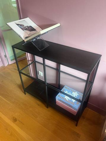 Zwart wandkast / boekenkastje / wandmeubel met glazen plank beschikbaar voor biedingen