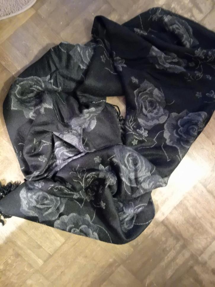 Mooie sjaal / omslagdoek met bloemenpatroon, Auto diversen, Autohoezen, Zo goed als nieuw, Universeel, Ophalen of Verzenden