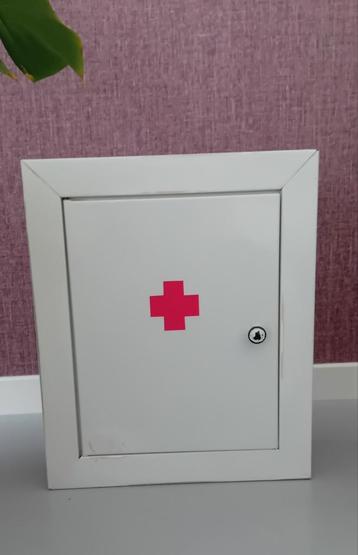 Vintage medicijnkastje hangkastje,  kastje beschikbaar voor biedingen