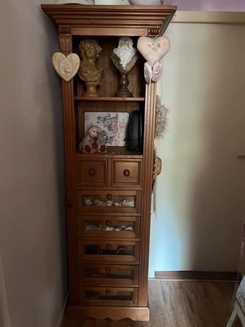 Antieke Houten Kast met Glazen Lades - Uniek Stuk Meubelkuns beschikbaar voor biedingen