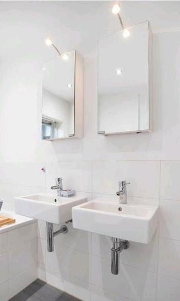 2 Duravit badkamer wastafels met design sifon beschikbaar voor biedingen