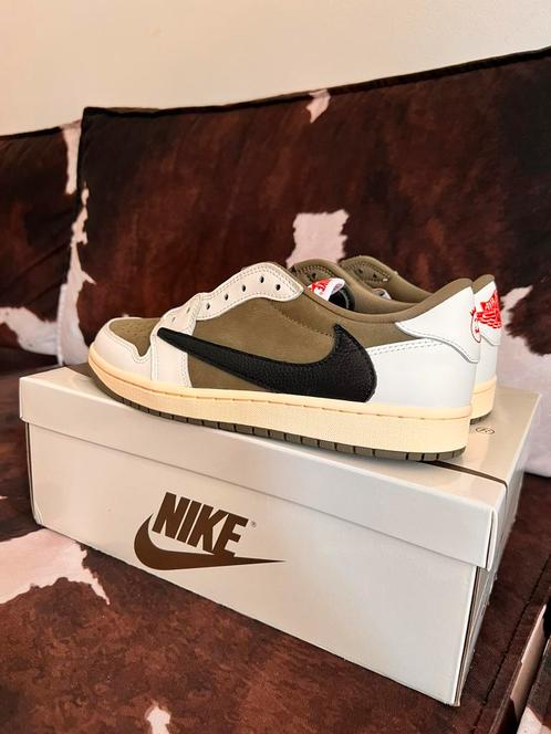 Jordan 1 Retro Low Travis Scott Medium Olive US 10 / EU 44, Kleding | Heren, Schoenen, Nieuw, Veterschoenen, Overige kleuren, Ophalen of Verzenden